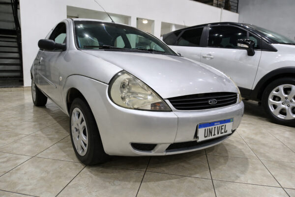 Ford Ka prata em showroom brilhante