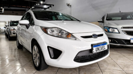 Showroom de carros modernos e brilhantes (1)